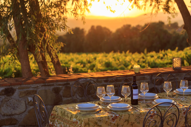 Beim Coaching Retreat in der Toskana von Sarah Sander könnt ihr den herrlichen Ausblick der Landschaft und den Sonnenuntergrang bei leckerem Essen und Wein genießen.